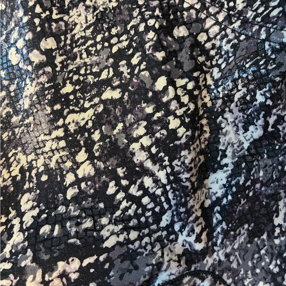Spanx Faux Leather Snake Shine leggings in grey snake size Large Like New - Picture 10 of 10